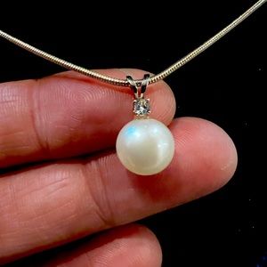 Freshwater pearl pendant with real diamond stud